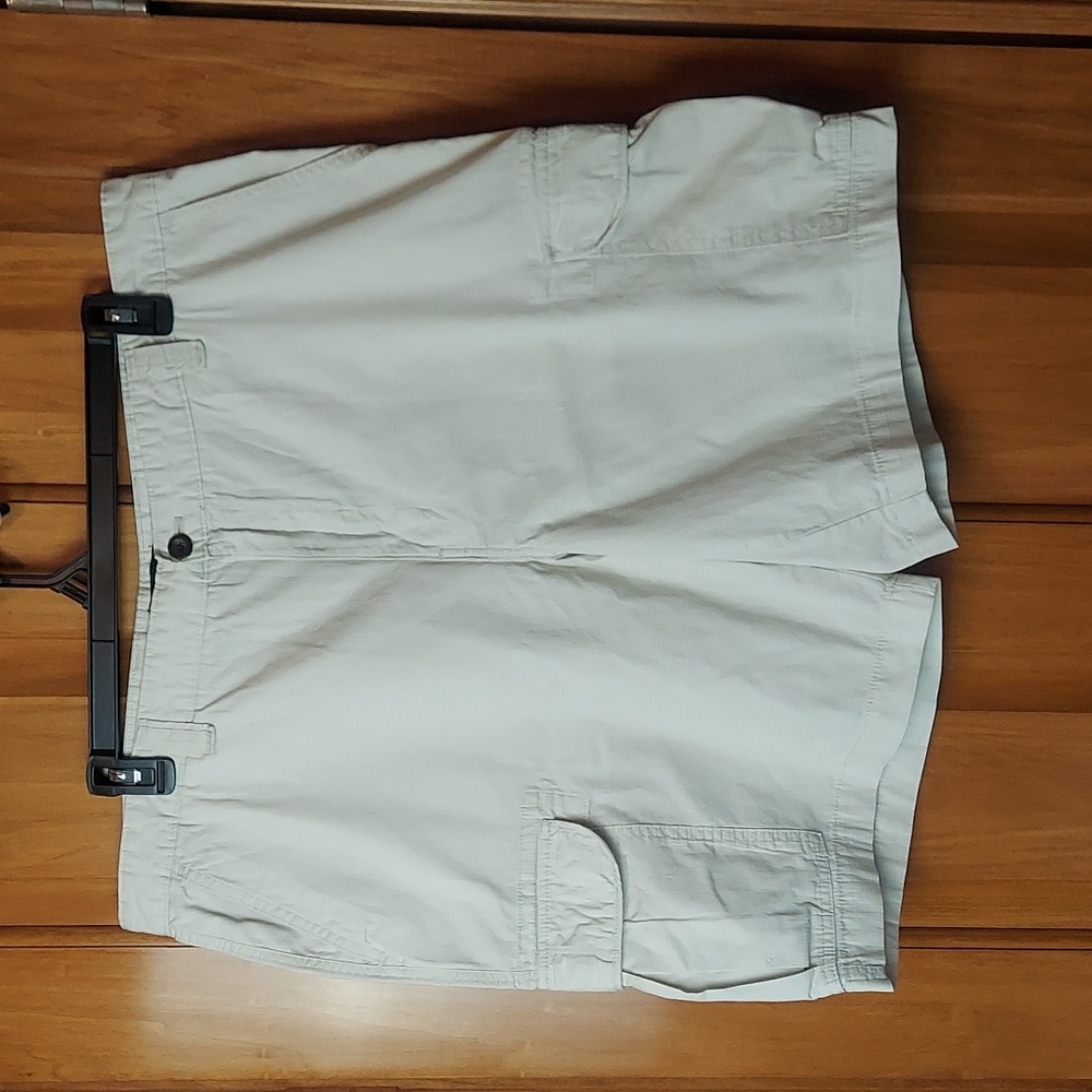 * Chaps Men's Light Khaki Tan Cargo Textured Shorts, Size 42, Like New